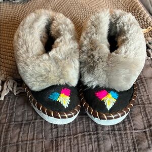 Cozy Black and Gray European Sheepskin Slippers with Fur Lining